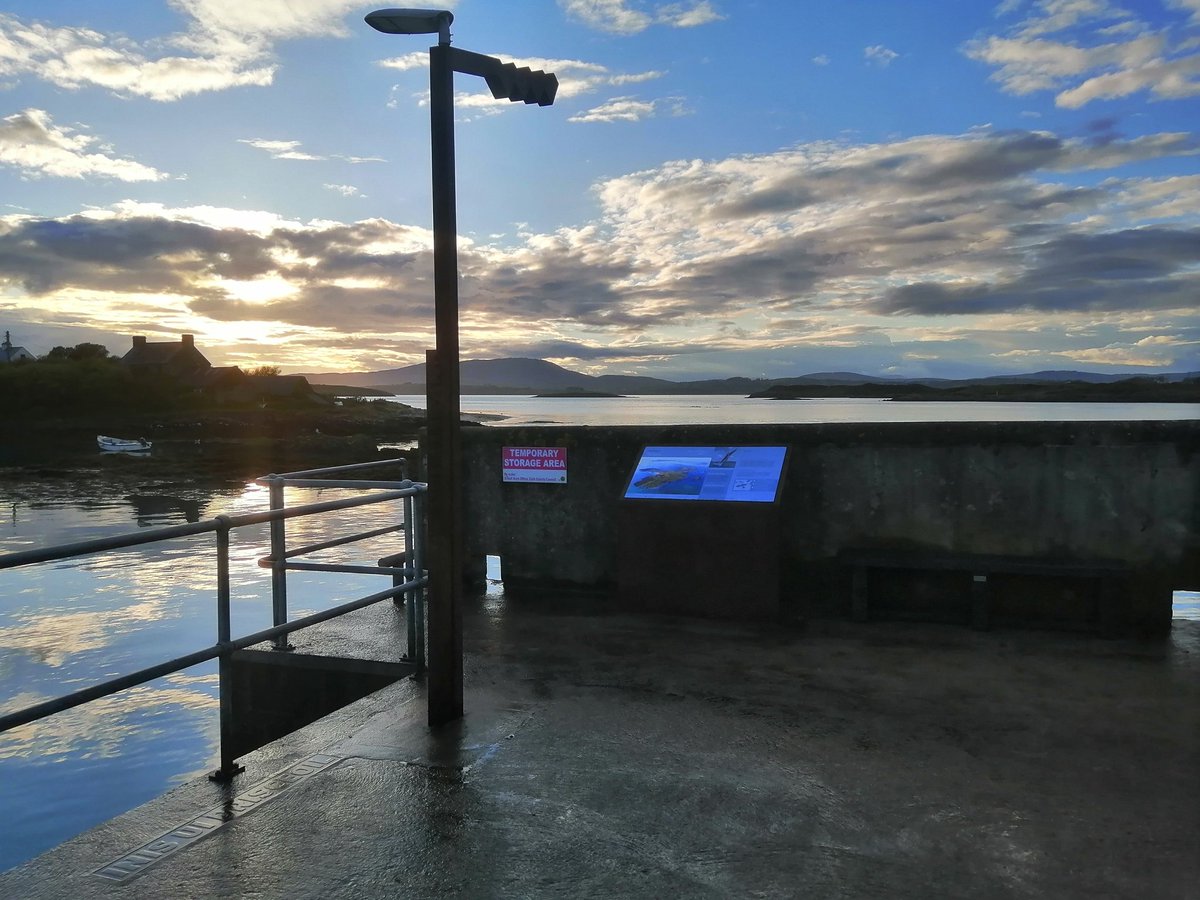 InisUiDrisceoil's tweet photo. Great tidying Job done at the East Pier by the participants in the Island CE scheme who were back at it this week on #heirisland 👍
Thank You https://t.co/KHXjahPtsA