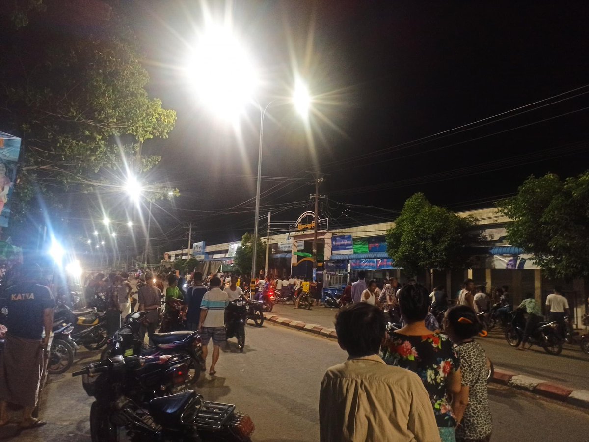 hannayuri_twt's tweet photo. Terrorists forced a civilian to open the gate by pointing gun.Then they went to Katha Myoma market in Sagaing Region.
Residents are also gathering in front of the store,fearful that soldiers would steal the things and set fire to Market.
#May16Coup #WhatsHappeningInMyanmar https://t.co/l6DSrl50HH