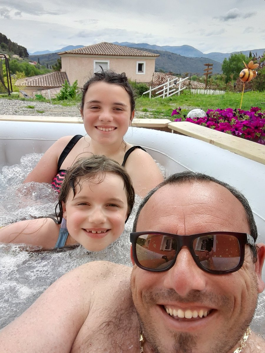 Un moment de la vie a ne surtout pas manquer, passer du temps avec ses enfants pour le 1er bain de l'année dans le Sud... #moment #spa #detente #OnATousBesoinduSud #moyenpaysnicois