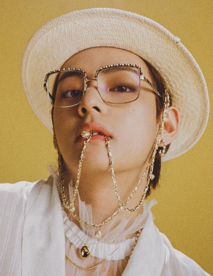 archivefortae's tweet photo. YOU are in love with kim taehyung !!! https://t.co/NbJeSIsZ88