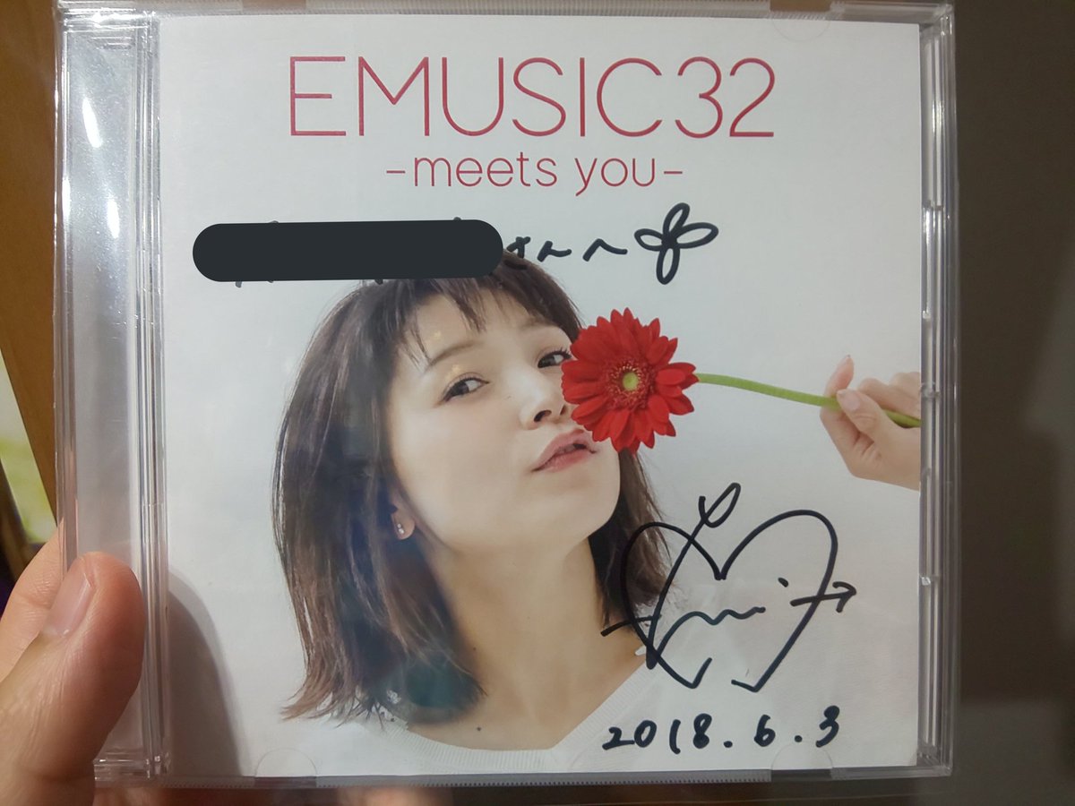 maxmugyun's tweet photo. #EMUSIC32
まさかサイン会に当選するなんて…本当に嬉しかったです。
通常版のジャケットがすごく好きで、あえて通常版にサイン頂きました。宝物です。
収録曲では、君に咲く愛のうたが本当に大好きで、この曲についてお便りを送ったら、つんらじZAQさんゲスト回で読まれたことを今でも覚えてます。 https://t.co/ONdGyRfJaP