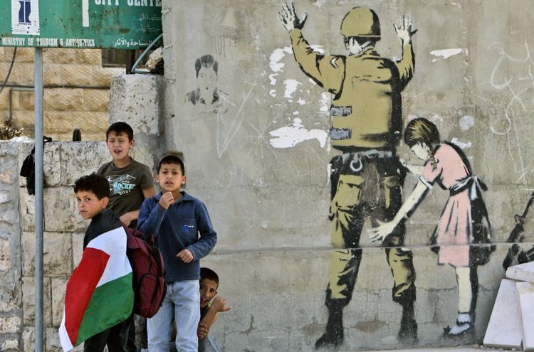 Бэнкси художник беженец из сирии. Стрит арт со смыслом. Сын мигранта из сирии. Бэнкси стив джобс граффити. Мигранты из средней азии в москве.