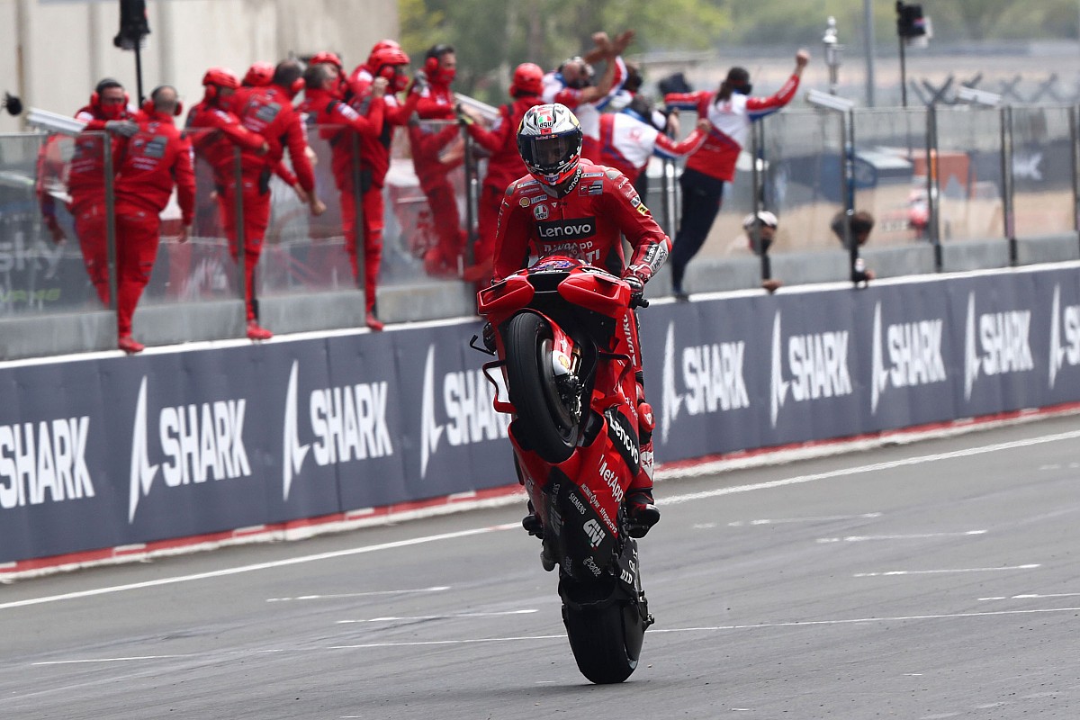 lorenzo99's tweet photo. Awesome #FrenchGP in Le Mans! @jackmilleraus 🇦🇺 has known how to take advantage in this flag to flag race getting his second win in a row and a fighter @FabioQ20 🇨🇵 regains the leadership in the world classification @MotoGP
Tomorrow my full analysis in #99seconds 😈 https://t.co/eJV6vrOqHR