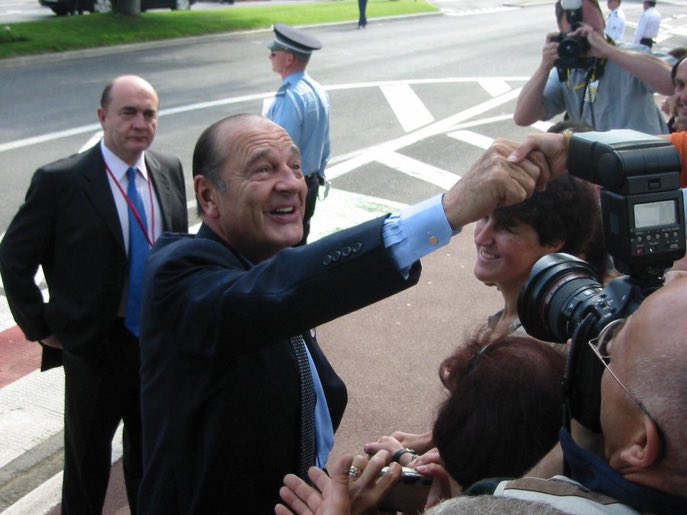 coherence_e's tweet photo. Apostrophé dans la foule par un malotru qui lui crie "connard", Jacques Chirac répond tout sourire en lui tendant la main : "Enchanté, moi c'est Chirac". La classe ! 😘 https://t.co/aKsUyNWM0R