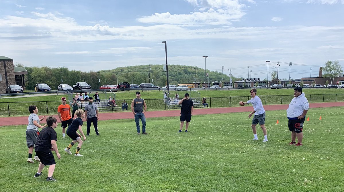 peterlamoreaux's tweet photo. Great day for the Brewster Football Youth Clinic. Thanks to Coach Mulvihill and the varsity and JV players for helping to lead the program. ⁦@TheBrewsterBear⁩ #BrewsterFootball https://t.co/giXriS4vKi