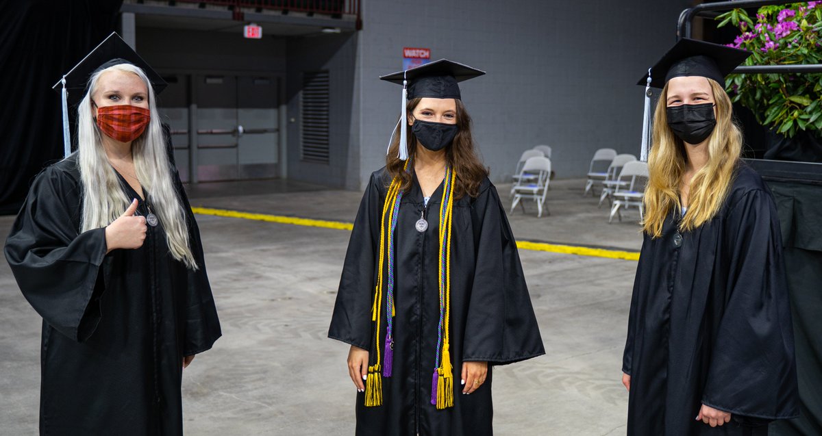 stambrose's tweet photo. That’s a wrap! 🐝🎓 Congratulations to the Class of 2021! #SAUGrad21 https://t.co/n4xhbI2Lwy