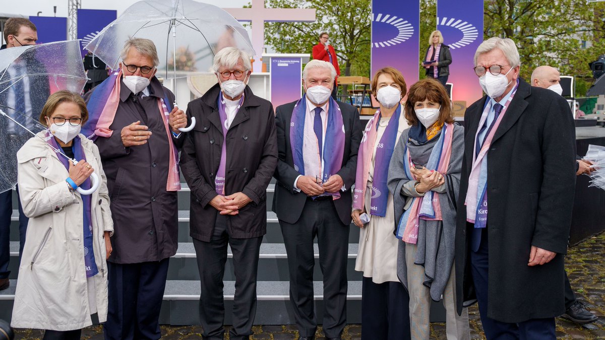 Der 3. <a href="/OekumenischerKT/">Ökumenischer Kirchentag</a> in #Frankfurt ist nun beendet. Ministerpräsident Volker #Bouffier hat heute u.a. mit #Bundespräsident Frank-Walter Steinmeier am Abschluss-Gottesdienst teilgenommen: "Wir in #Hessen leben die Ökumene und waren daher außerordentlich gerne Gastgeber".📸#oekt