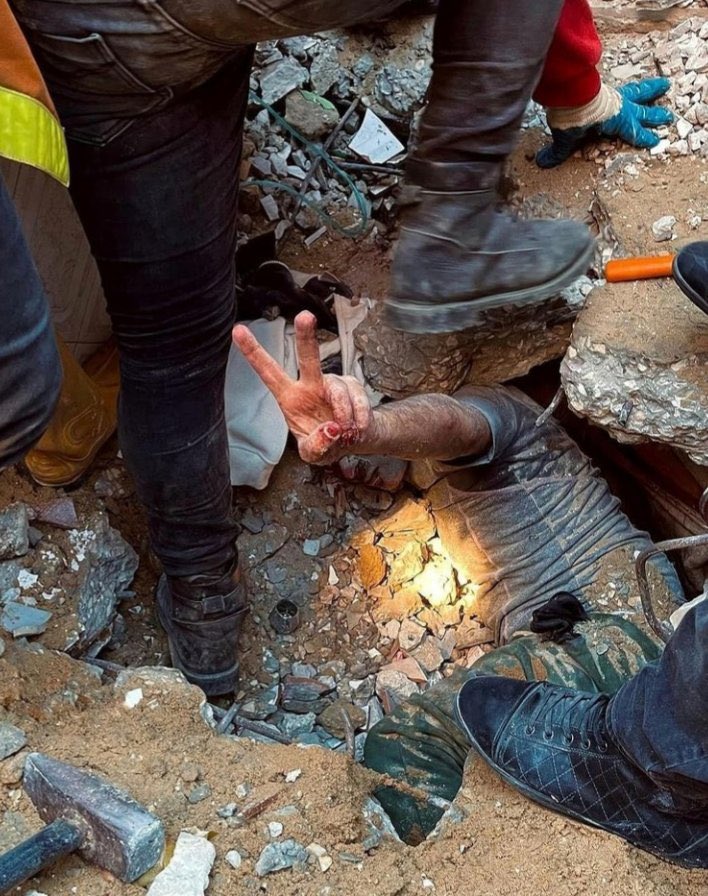 " أتظن أنك عندما أحرقتني
ورقصت كالشيطان فوق رفاتي
أتظن أنك قد طمست هويتي
ومحوت تاريخي ومعتقداتي
عبثاً تحاول لا فناء لثائر
أنا كالقيامة ذات يوم آت " 
#palestine #GazaUnderAttack #gaza #فلسطين_تقاوم