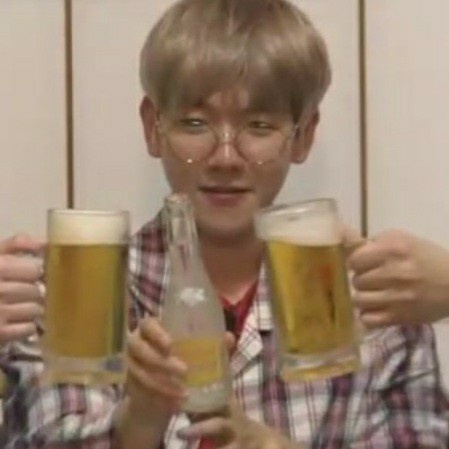 _exol_cb2's tweet image. "มึงจะจ้องอะไรน้องมันขนาดนั้นวะ"
"เดี๋ยวมันแอบแดกเหล้า"
"ก็ให้น้องมันกินไปเหอะ มึงก็อยู่จะห่วงไร"
"มึงยังไม่รู้ฤทธิ์มันตอนเมา"
"???"
"เมาล่าสุดมันโอนตังกูไปซื้อของเป็นหมื่น เมานะแต่กดเลขบัญชีถูกทุกตัวไอสัส"
"..."
"ละตื่นมาด่ากูว่าทำไมไม่ห้ามมัน เอ้า กูผิดอีก"