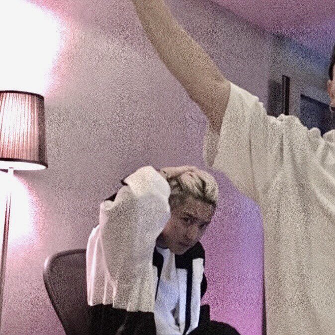 _exol_cb2's tweet image. "มึงจะจ้องอะไรน้องมันขนาดนั้นวะ"
"เดี๋ยวมันแอบแดกเหล้า"
"ก็ให้น้องมันกินไปเหอะ มึงก็อยู่จะห่วงไร"
"มึงยังไม่รู้ฤทธิ์มันตอนเมา"
"???"
"เมาล่าสุดมันโอนตังกูไปซื้อของเป็นหมื่น เมานะแต่กดเลขบัญชีถูกทุกตัวไอสัส"
"..."
"ละตื่นมาด่ากูว่าทำไมไม่ห้ามมัน เอ้า กูผิดอีก"