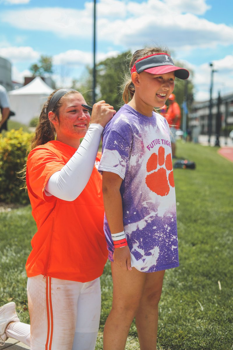 Bigger than the game. Female athletes inspire, lead and give younger generations a chance to dream big. 

When this girl met Val all she could muster was "I'm going to pass out." 😂😭 

One of the purest moments I've ever gotten to capture.

REPRESENTATION MATTERS 🧡💜