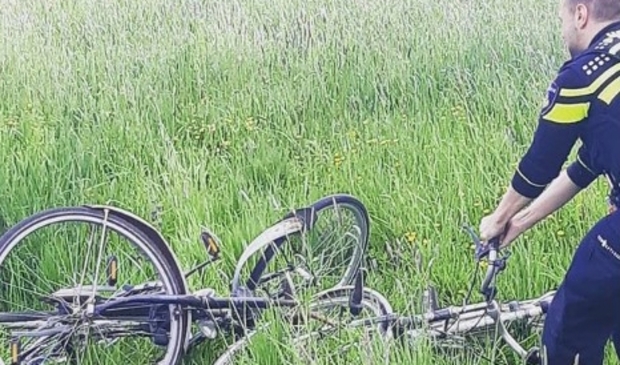 Drie fietsen bij bushalte Bleskensgraaf in de sloot gegooid: 'Wat een kansloze actie' - ..