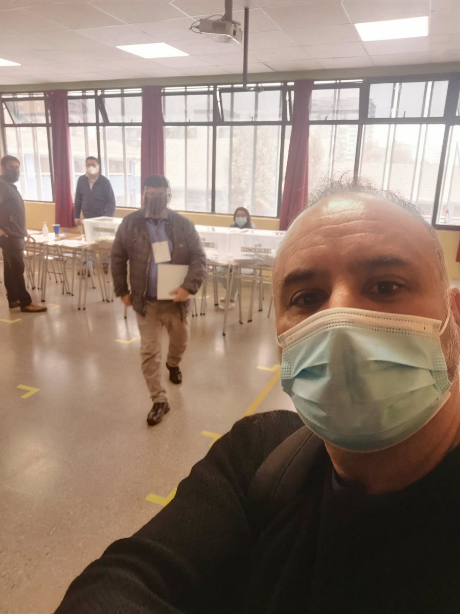 pelaorodrigorc's tweet photo. Cabros vayan a votar pronto, no dejemos que los cabrones de siempre nos sigan hundiendo. A votar! https://t.co/Wb0SPPoGca