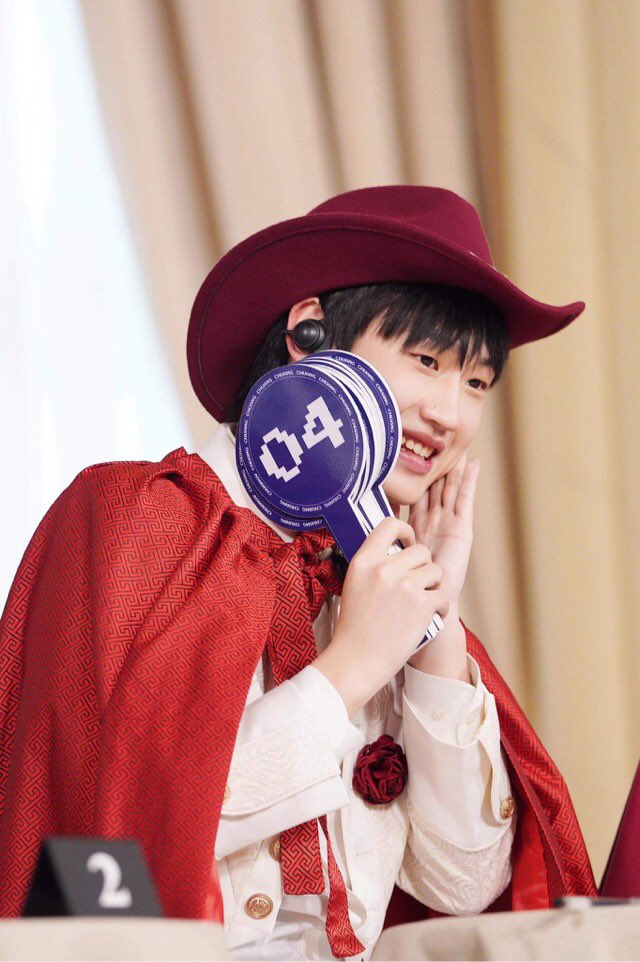 hienc5s2's tweet photo. Cứ lúc nào ngại ngùng hay vui sướng, bất ngờ là lại đưa 2 tay lên mặt. 
#StandWithAK 
Người đâu kì lạ ghê https://t.co/DUUWIjXXRq