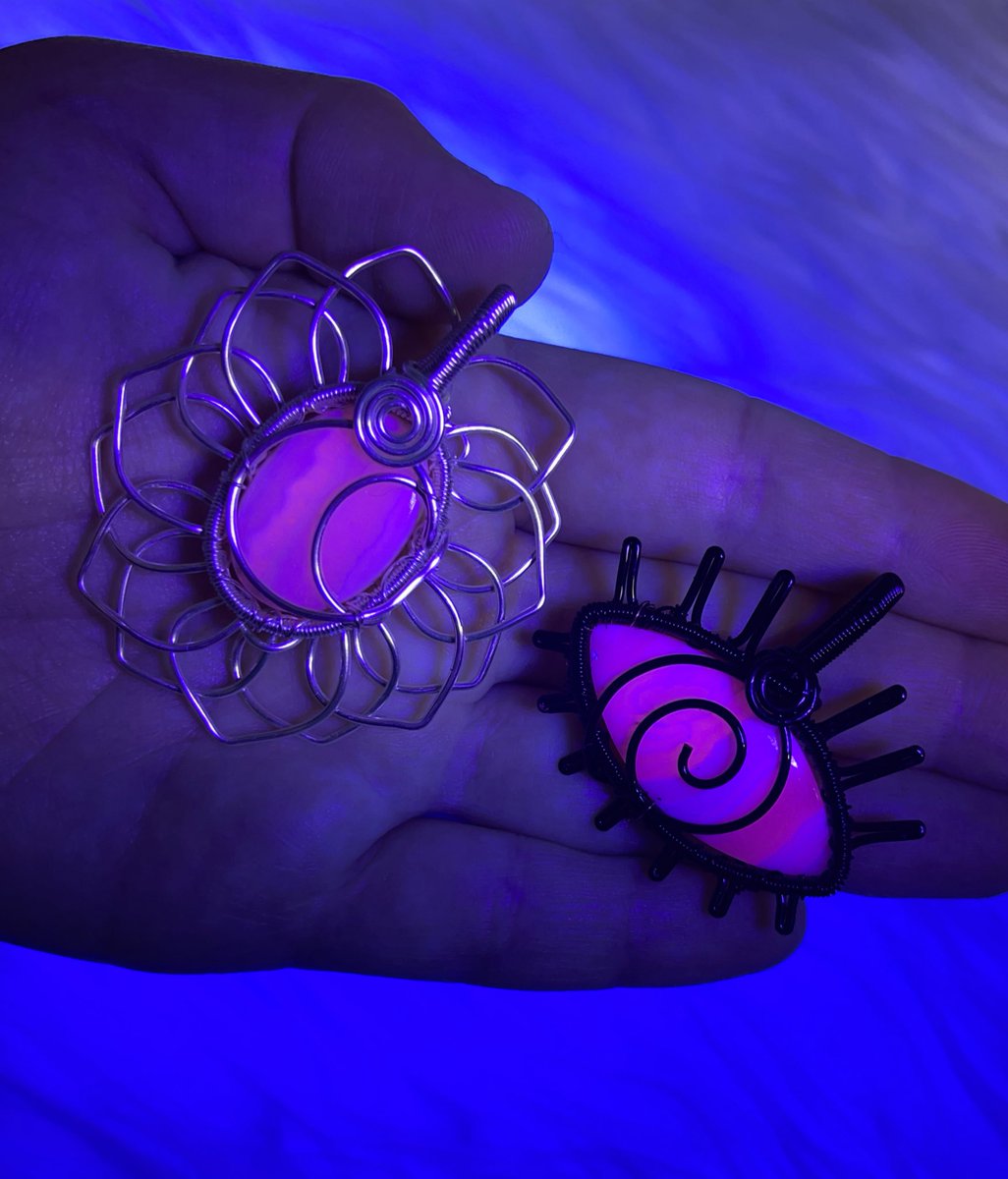 mildhippie's tweet photo. these crystal necklaces I made glow under a UV light 😛🌻👁 https://t.co/xCCQr93K8g