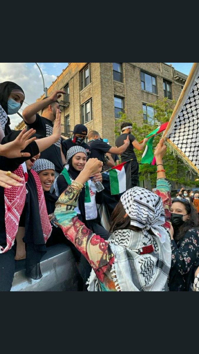 Bella Hadid kadar olamayan ünlüler bu vahşetten utanır mı? Sanmam.
#HearGaza