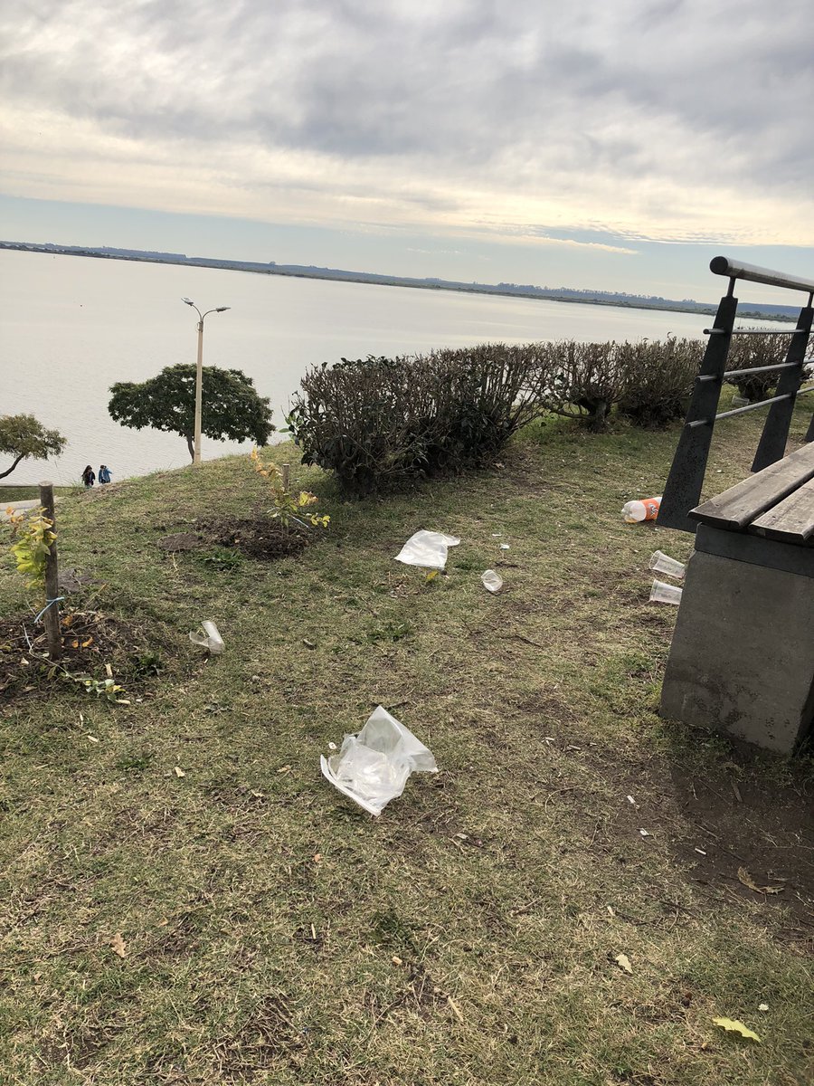 Fray Bentos es hermoso,sin dudas una de las ciudades más lindas del interior del país, pero ustedes son una pija y no les importa nada, da pena ver esto. A 3 metros había un tacho de basura.El cambio siempre empieza por nosotros, vamos a CUIDAR ESTA HERMOSA CIUDAD QUE ES DE TODOS