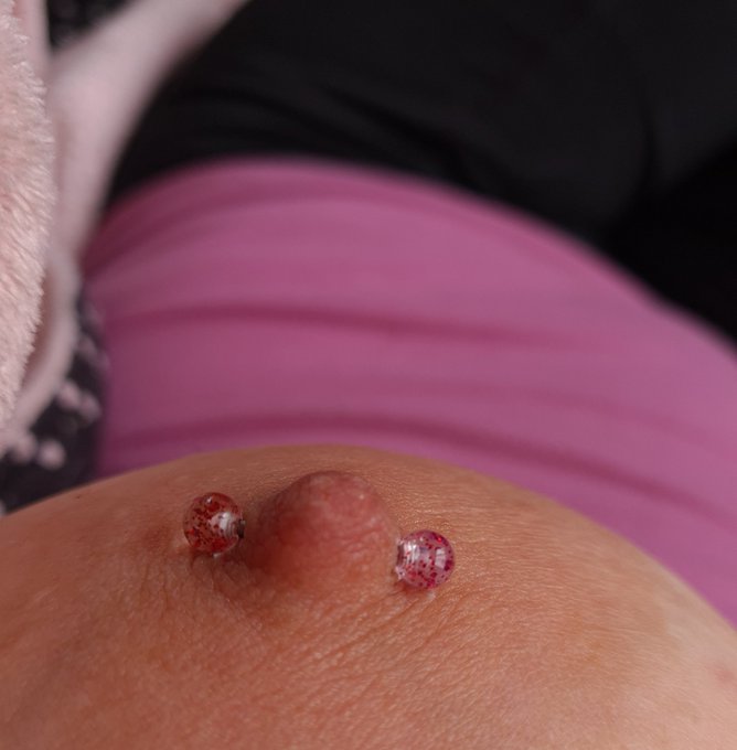 Vous aimez plut&ocirc;t les petits t&eacute;tons ou les  grands t&eacute;tons ? J'ai conserv&eacute;e des t&eacute;tons de jeune fille<a href="/tag/tittytuesday"class="tags"><span>#tittytuesday</span></a>