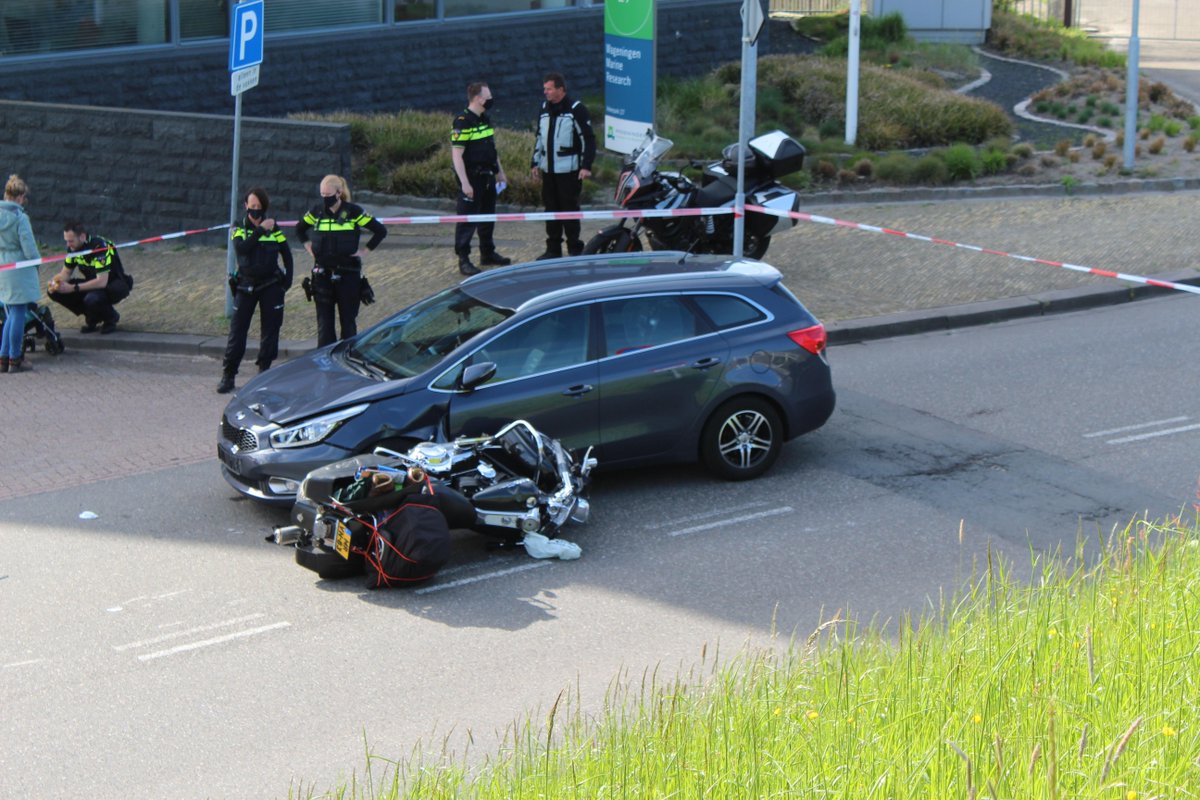 Onbekend letsel voor motorrijder na aanrijding met auto op het Ankerpark..