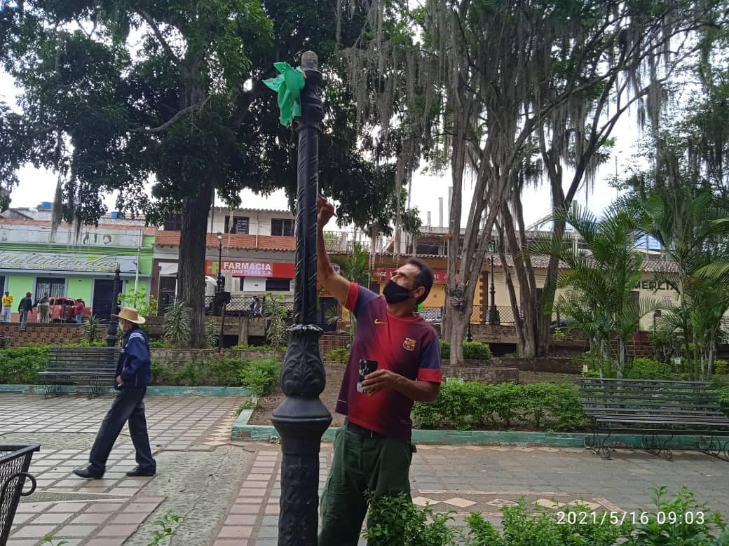 ¡Sin descanso!

El equipo del #Plan21Trujillo suma esfuerzos este domingo #16May para la limpieza, rehabilitación y embellecimiento de la plaza Bolívar de la parroquia Boconó, para ofrecerle espacios turísticos de calidad a nuestro amado pueblo.
#VenezuelaSeRespeta.