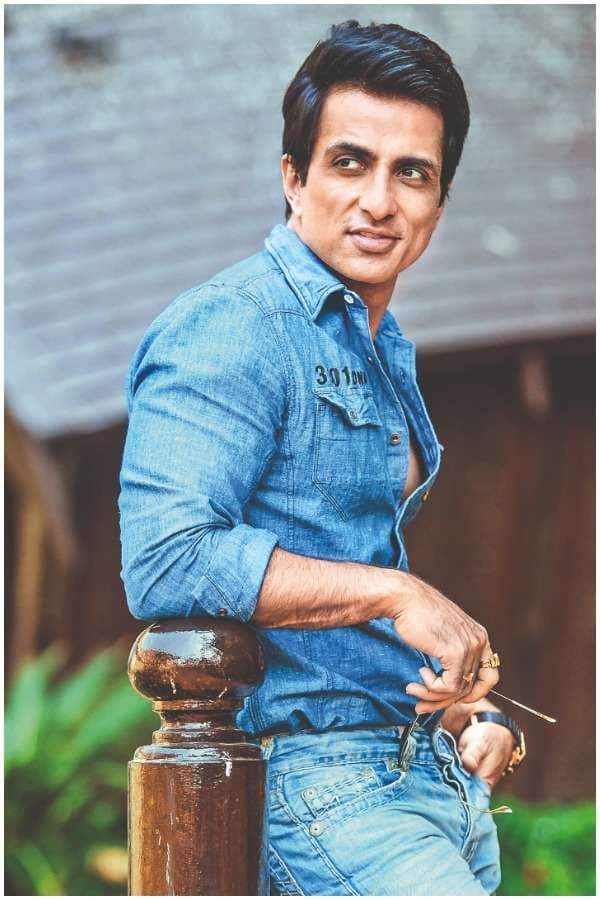 Shumaira143's tweet photo. @SonuSood @BSYBJP @indiannavy @SonuSood 🙏 This is the only celebrity in Bollywood who has used his money properly and in the right place and on the right people, so today he has left everyone behind and reached number one. #SonuSoodRealHero https://t.co/0Pzjw6vasR