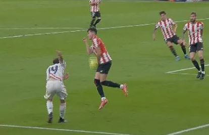 marca's tweet image. EN DIRECTO #LaLiga | No se pitó penalti por mano de Morcillo a centro de Odriozola y va a haber lío otra vez... marca.com/futbol/laliga-… #AthleticRealMadrid