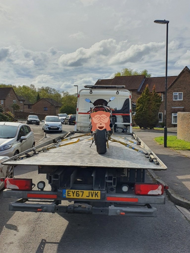 C Section NPT officers were proactively patrolling in Broadfield, Crawley when this bike decided to do a wheelie in front of officers. Rider spoken to and officers discovered he had no insurance! 

Bike seized and rider reported for numerous offences! #ProactivePatrol #EA581