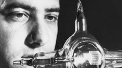 #LightDay2021 honors a pivotal #PhysicsHistory moment. Working with Charles Asawa, Theodore Maiman built a humble device from synthetic ruby. #OnThisDay in 1960, it produced a burst of coherent light—becoming the world’s first working #laser go.aps.org/2L5XYup