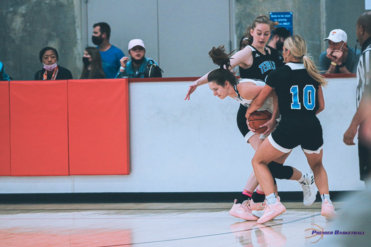 It’s intense today y’all, and we love it...
😤😤😤

#TXHoopsShowdown