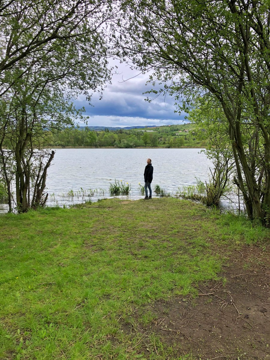 Connaissez vous l’étang de Vidrieux dans le #Forez surplombé par La Chapelle St Roch ? <a href="/loire_forez/">loire-forez-tourisme</a> 🙌💛
#MagnifiqueFrance