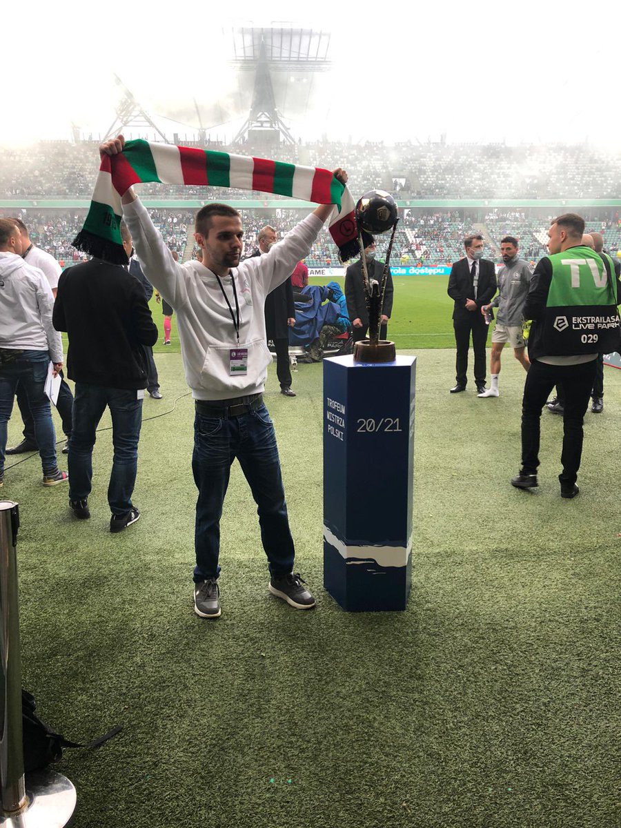 grajmy_razem's tweet photo. Ci kibice @LegiaWarszawa z #OficjalnaKartaEkstraklasy zapewnili sobie wyjątkowe miejsca #NaStadionie ostatniego dnia sezonu @_Ekstraklasa_! 🔝 Warto być posiadaczem tej niezwykłej karty płatniczej: https://t.co/tUIZWjPfK3 👌 #LEGPOD #Legia https://t.co/IPYovyWL7e