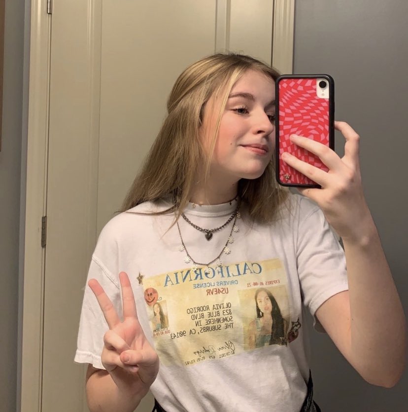 atmadsworst's tweet photo. hi liv! @Olivia_Rodrigo <3 just wanted to remind u that i’m sOOOO proud of u & ur album comes out so soon!!!!!! it seems like just yesterday i was listening to ur unreleased songs on ur instagram. i’m so amazed by u everyday. #us4ever <33 love u so much !!! https://t.co/HY7leiVUo2