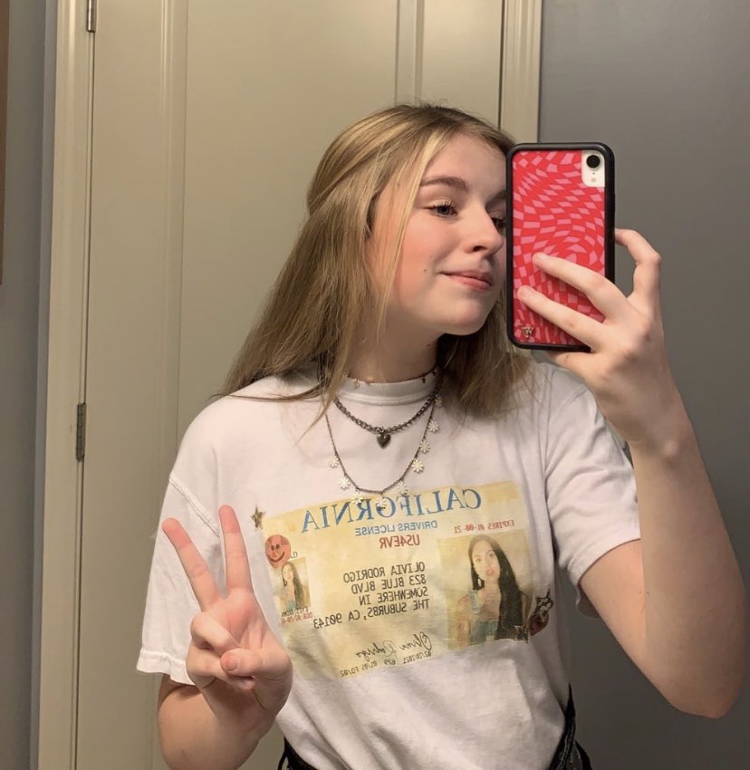 atmadsworst's tweet photo. hi liv! @Olivia_Rodrigo <3 just wanted to remind u that i’m sOOOO proud of u & ur album comes out so soon!!!!!! it seems like just yesterday i was listening to ur unreleased songs on ur instagram. i’m so amazed by u everyday. #us4ever <33 love u so much !!! https://t.co/HY7leiVUo2