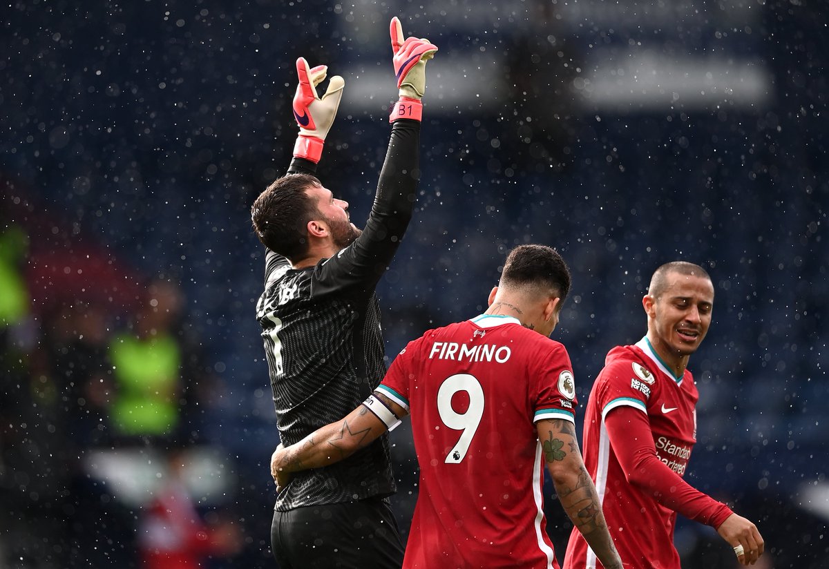 Squawka's tweet photo. Only four goalkeepers have scored a goal AND provided an assist in the Premier League:

◎ Peter Schmeichel
◎ Paul Robinson
◎ Tim Howard
◉ Alisson Becker

Get yourself a goalkeeper than can do both. 😁 https://t.co/fRpD74Qb33