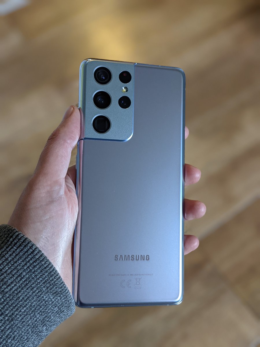 Swore I'd never go back to Samsung. 
Good thing I'm so fickle, because I love it! 😂🙌🏼