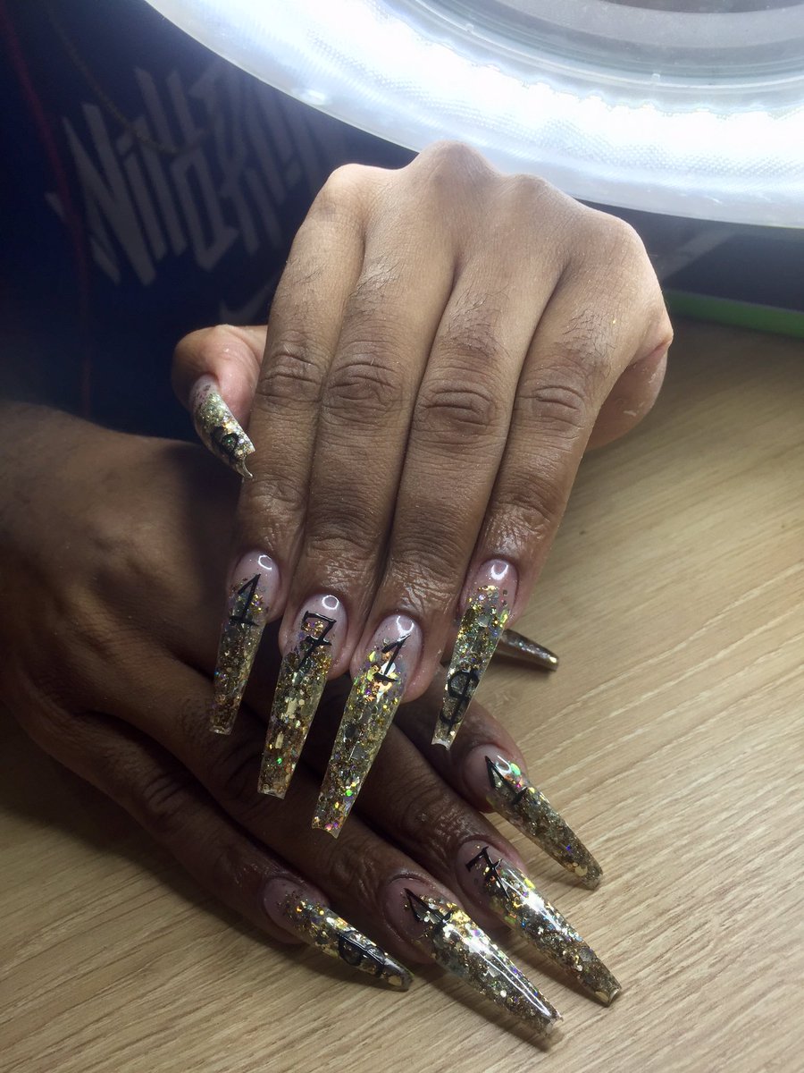 Aquele antes e depois de nos tirar o fôlego...🤭💅🏽💪🏽⚒✨

Primeira fotografia feita por outra Profissional.

#mãos_de_garota...✨