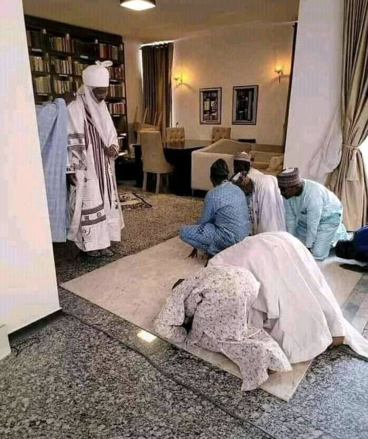 babarh_'s tweet photo. "The two people in question came late to the Asr prayer and were making up for lost Raka’at. As I got up to take my seat, one of the attendees snapped the picture while they were on Sajda (prostration)."~ Khalipha Muhammadu Sanusu II CON https://t.co/RtJZpY9VM8