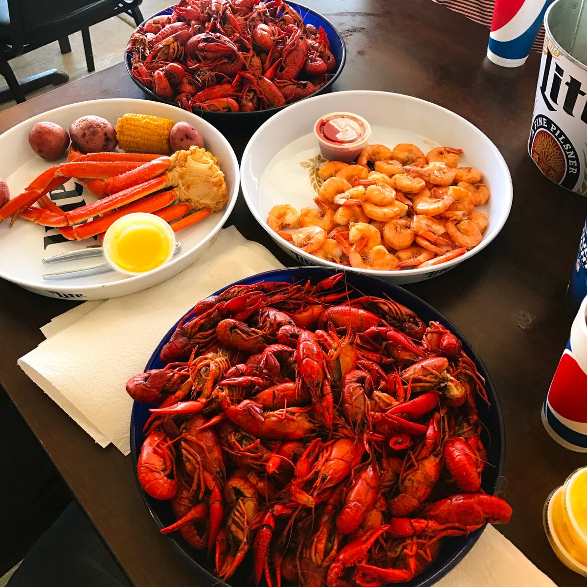 No matter if you want crawfish, shrimp or crab legs….come spend Sunday Funday with your family and friends at Mudbugs!! We open at 3pm!! See y’all soon! #crawfish #shrimp #crablegs #bbq #bbqribs #pulledpork #beer #craftbeer #dinner #greatfood #goodtimes #livemusic