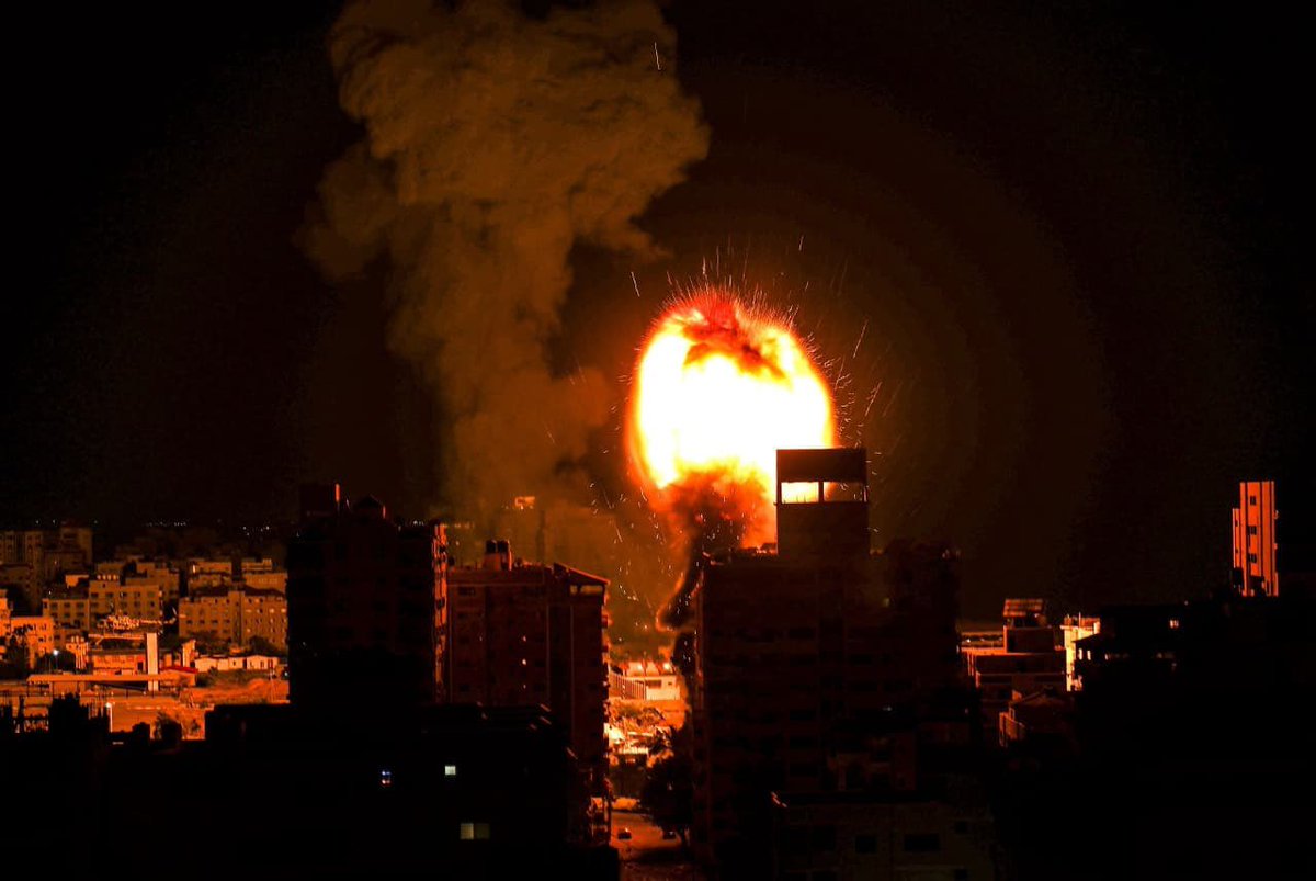 aishaomar_1's tweet photo. Not pictures from an action movie!  It is Gaza tonight, Pray to God for Gaza and its people 💔#GazaUnderAttack #SavePalestine #FreePalaestine https://t.co/kAIOLa14Pz