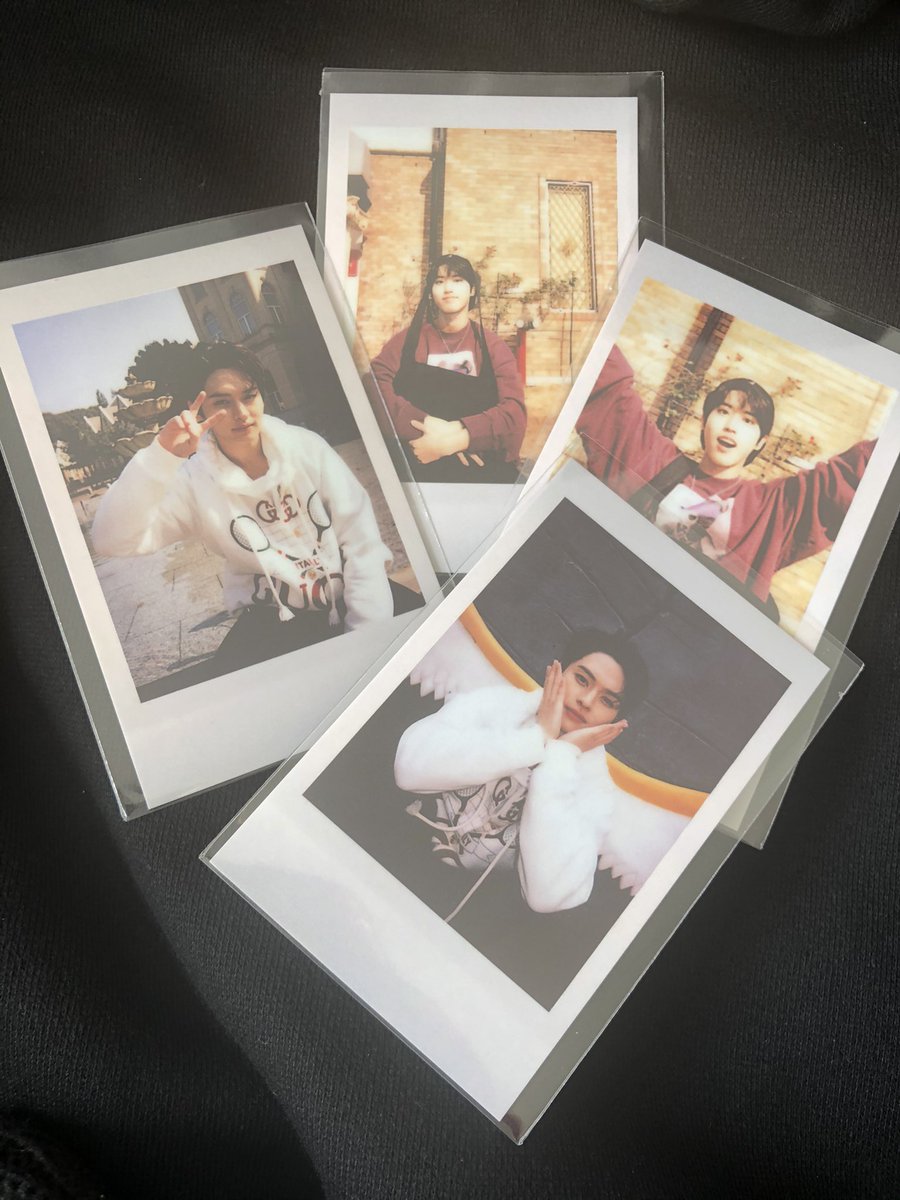 crownlino's tweet photo. Ahhhh my hoodies, beanie, broach, and Polaroids arrived in perfect condition I’m in loveeeeeeee 🥺 thank you so much @SunkissedGOs!
#JulsGOs #JulsProofs https://t.co/IUZwbonFqQ