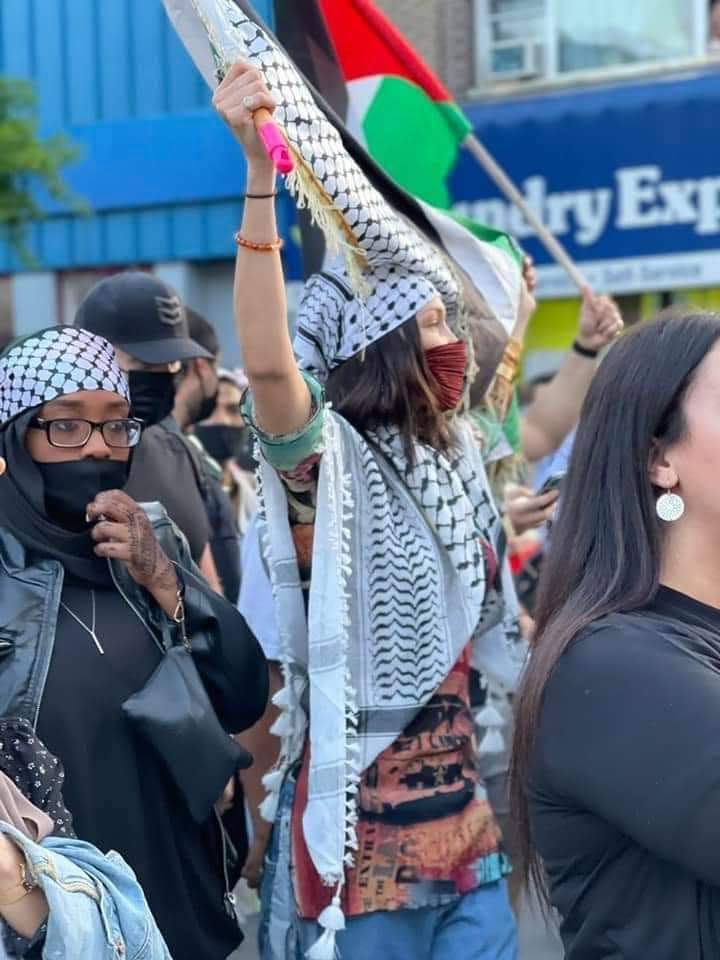 NadiaTurky's tweet photo. بيلا حديد عندها ملايين المتابعين على السوشل ميديا وضربت بكل اشي عرض الحائط وعملت شوشرة مفيدة وفوضى محببة 
الانتصار للانسانية من شيم الانسان فقط
#GazaUnderAttack 
#savesheikhjarrah 
#palestineunderattak https://t.co/ZAim6cUuWe