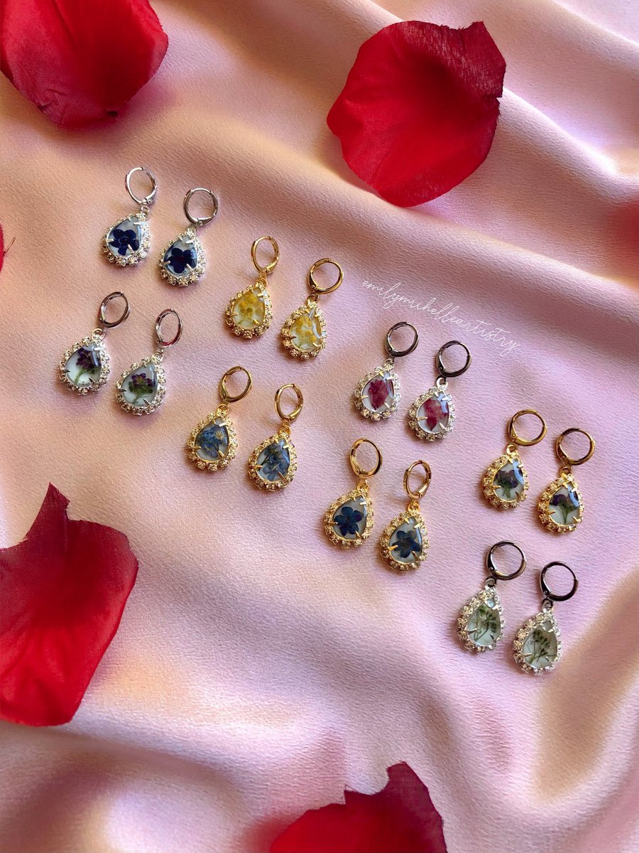 Flower filled huggie earrings 💐✨🤍🌿🌸