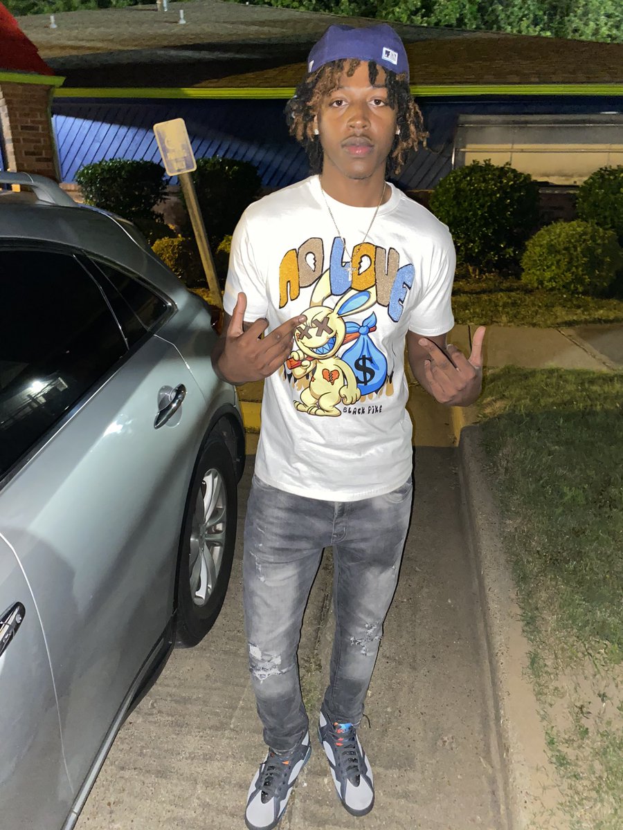 LowKeyCashOut_'s tweet image. Nigga can’t drip like this trap nigga 💰dripping like dapper dan🩸