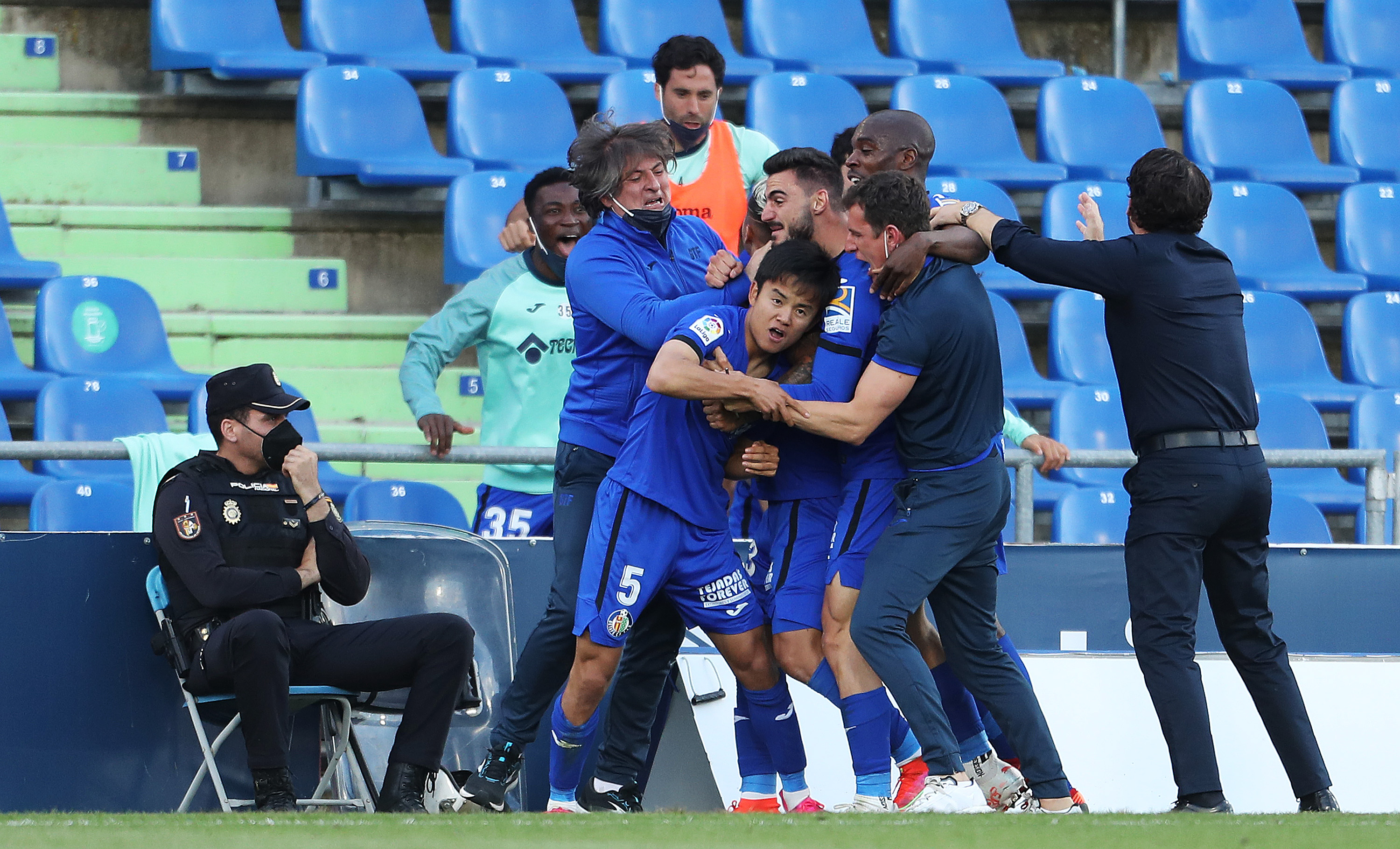 Goal Japan 残留を決めた選手に 久保建英 ヘタフェの英雄に 途中出場から今季 ラ リーガ 初 ゴールを決めて1部残留に導く ヘタフェ 2 1 レバンテ T Co Codi8da3xo T Co Pxubvufyvr Twitter