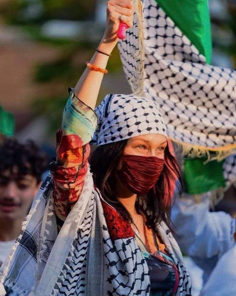 sarahkhann16's tweet photo. GiGi Hadid’s sister Bella Hadid, the most important American model of Palestinian origin, stood today in Brooklyn with Kofi and the flag of the clay in solidarity with Jerusalem and Gaza 🇵🇸
#Ghazaunderattack https://t.co/EmnseFIDCl