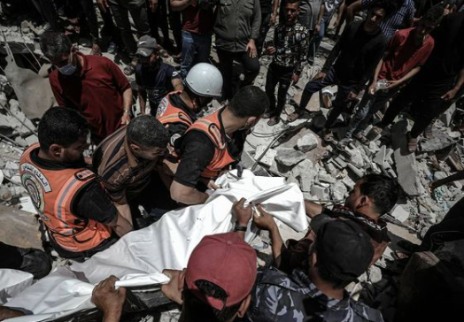 ShadiYasmin's tweet photo. Palestinian rescue workers recover the body of a victim amid rubble at the site of Israeli air strikes, in Gaza City. Israeli occupation warplanes destroy entire neighborhoods in Gaza last night.
#GazaUnderAttack #GenocideinGazza #FreePalaestine https://t.co/IInCLktQbx
