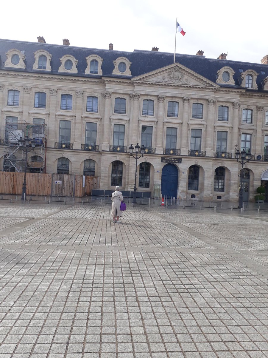 MPTOnlacherien's tweet photo. Passé hier place Vendome, je vois la fidèle Geneviève, tenant son poste de #Sentinelles
Quelle persévérance. https://t.co/bMog15yuYG