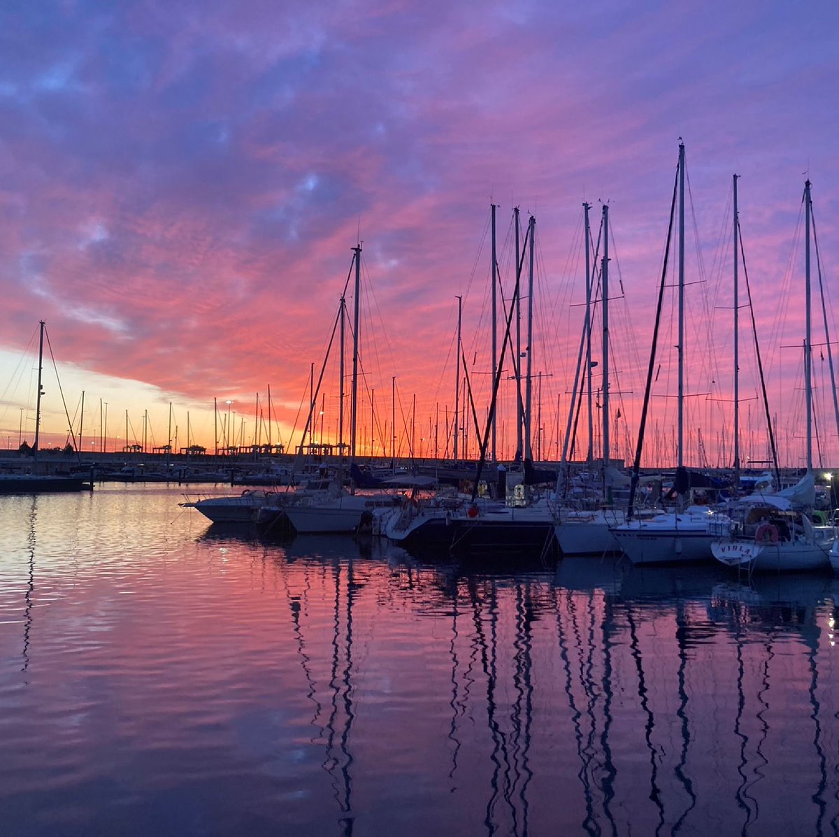 ValenciaMar4's tweet photo. Se acaba el finde, pero lo despedimos a lo grande! 🌅
#valenciamar #atardeceresmagicos #thebestsunset #sunsetlovers #yachtlifestyle #sailinglovers⛵⚓️ #loveyachting #marina #moorings https://t.co/fUwWleIa3A