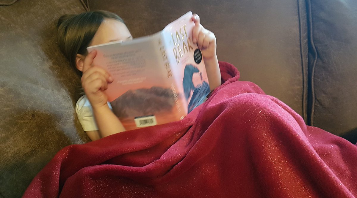 A new book to share with this little bookaholic #TheLastBear and we are already hooked @HGold_author 📚 Thanks #ReadingOwls Sophia and Bea for recommending