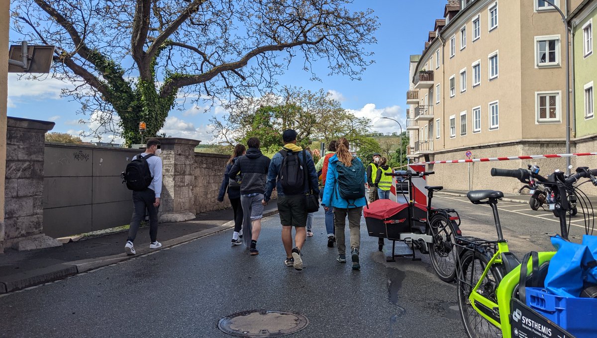 vkwue_jetzt's tweet photo. Der erste PopUp Fußweg in #Würzburg war ein voller Erfolg und zeigt, wie notwendig der Platz für die flanierenden Fußgänger*innen ist: Abstand halten kein Problem, eine Trennung vom Autoverkehr: weniger Lärm und mehr Sicherheit &amp; Lebensqualität.Ein Konzept für die Zukunft...? 😉 https://t.co/rqCN5gsJmU